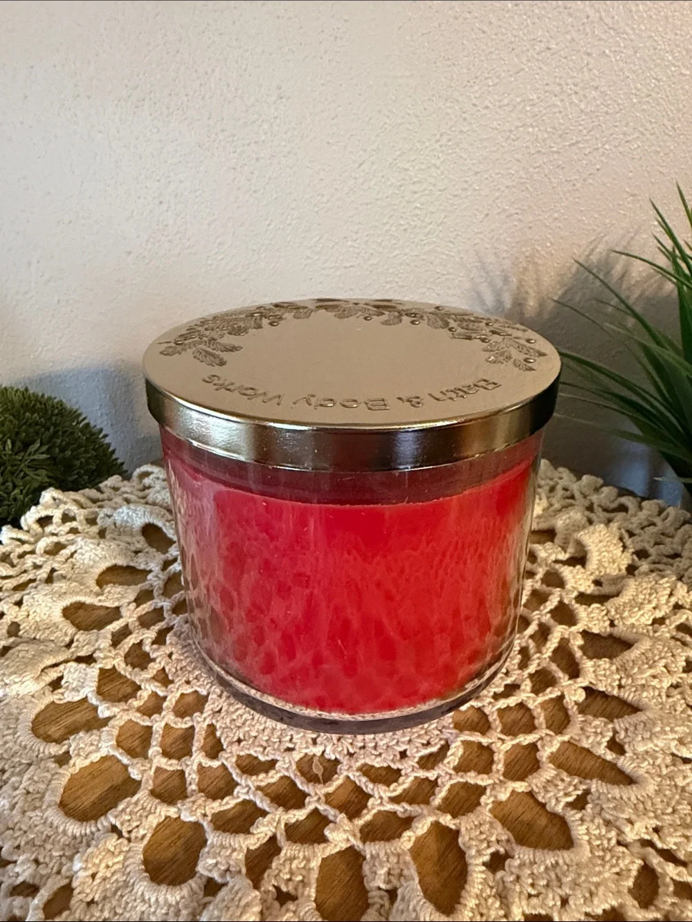Bath & Body Works 'Tis The Season Red 3-Wick Holiday Candle with Gold Lid - Picture 2 of 4